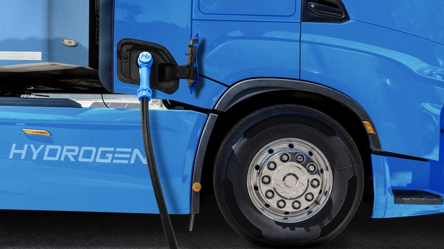 Hydrogen fuel cell semitrailer truck with hydrogen refueling gun